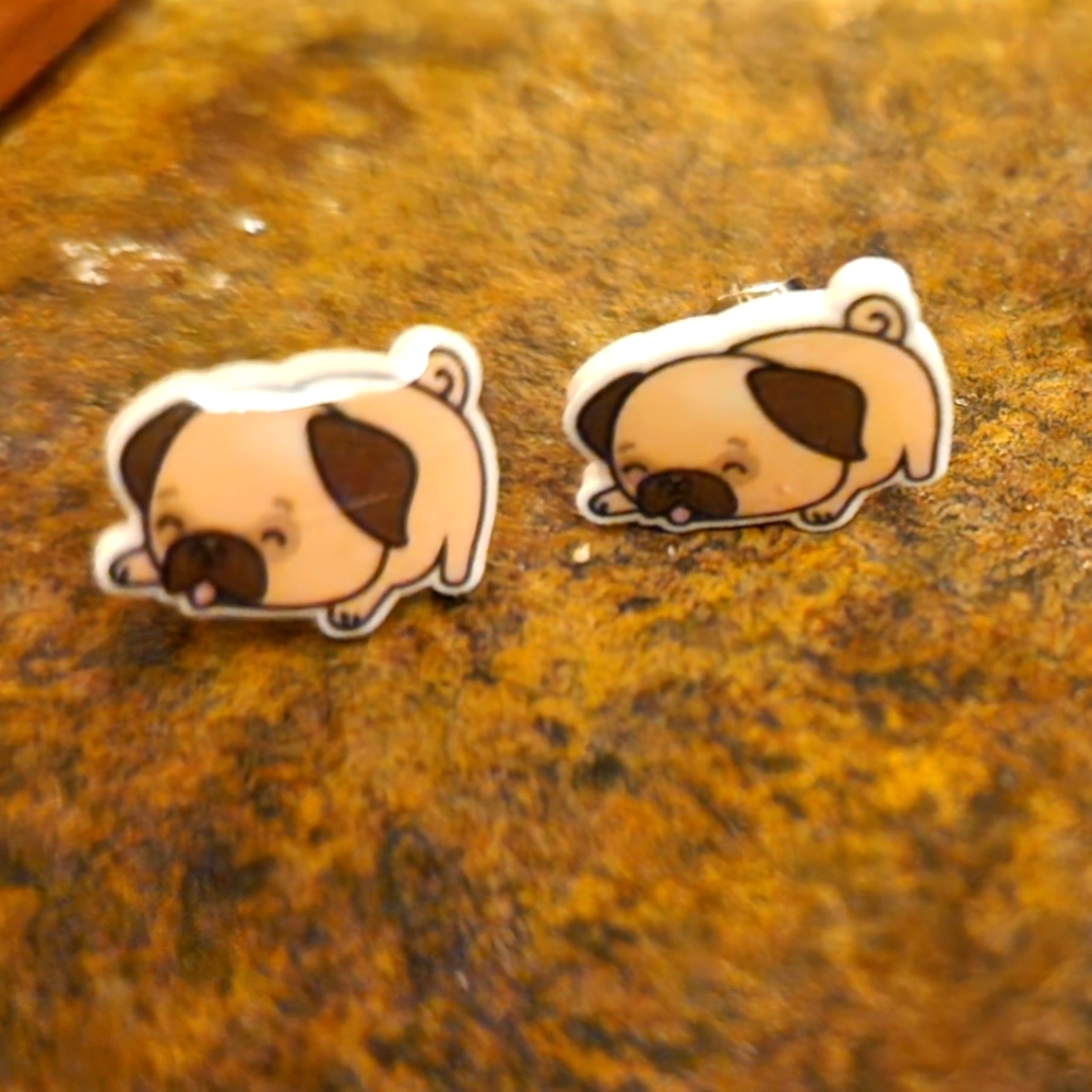 Sleepy pug earring